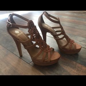 Isola Delanna heels in tan leather NWOT